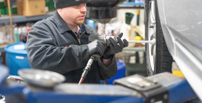 DES mechanic works on a fleet vehicle's tires